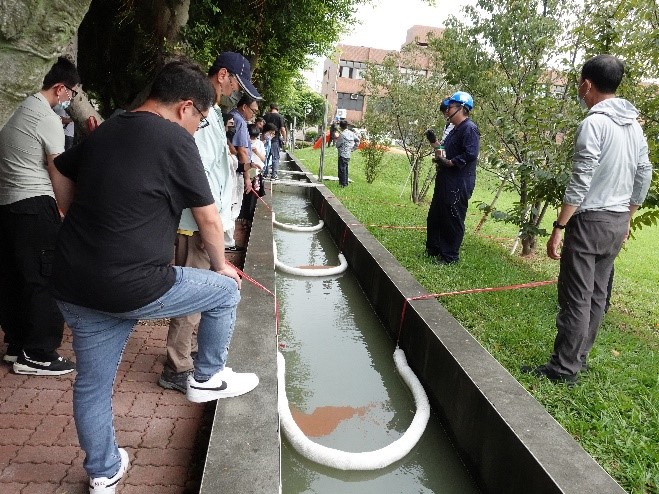 透過木屑模擬渠道油污應變及演練