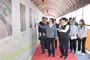 President Lai learns about canal history.