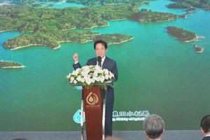 The President notes that Wusanto Reservoir's water flows into everyone's hearts.