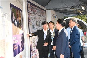 President Lai views the 1930 artwork Batik Wall Hanging Showing Chianan Canal Construction.
