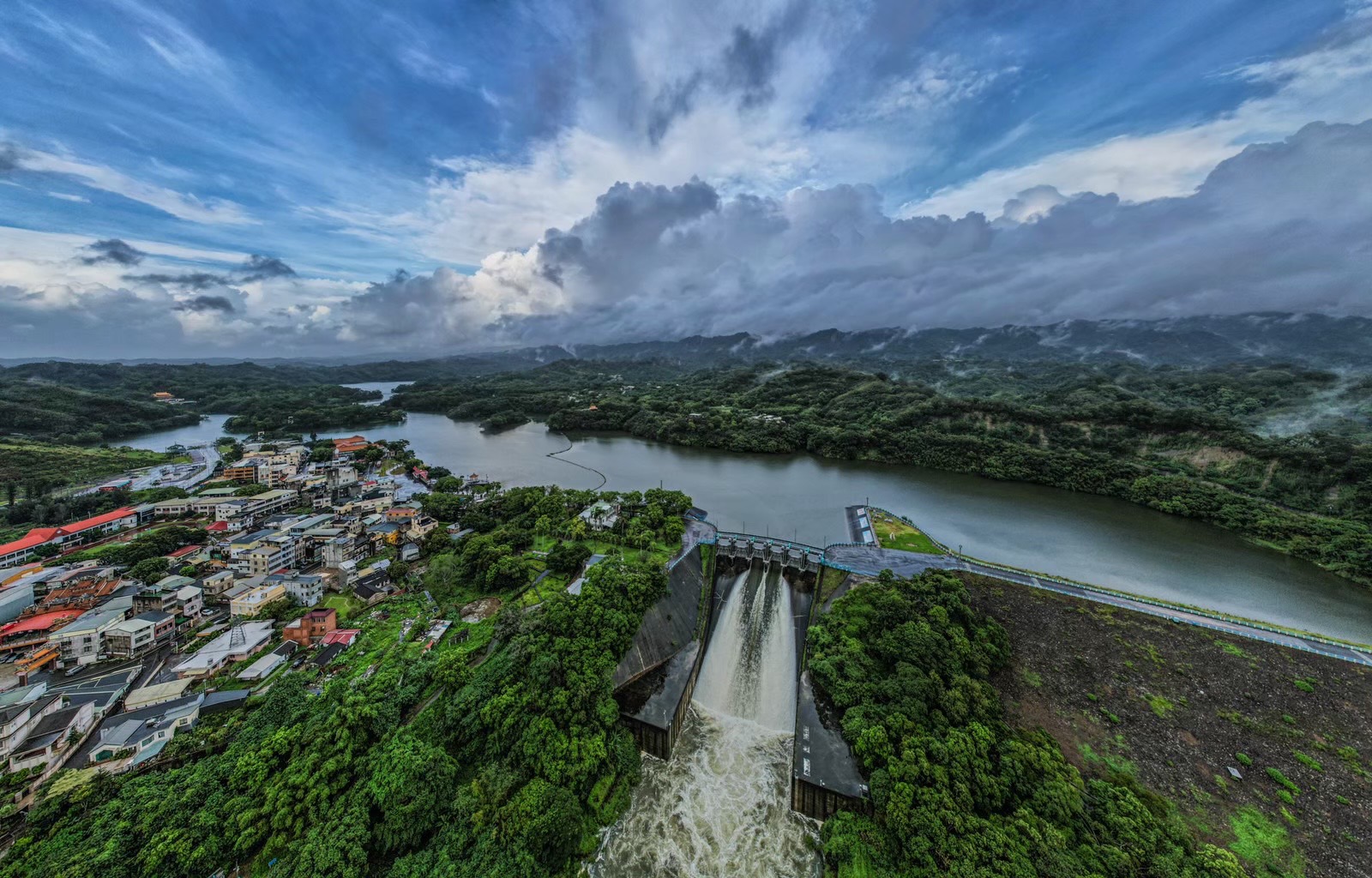 Photos of regulated water discharge of Mingde Reservoir