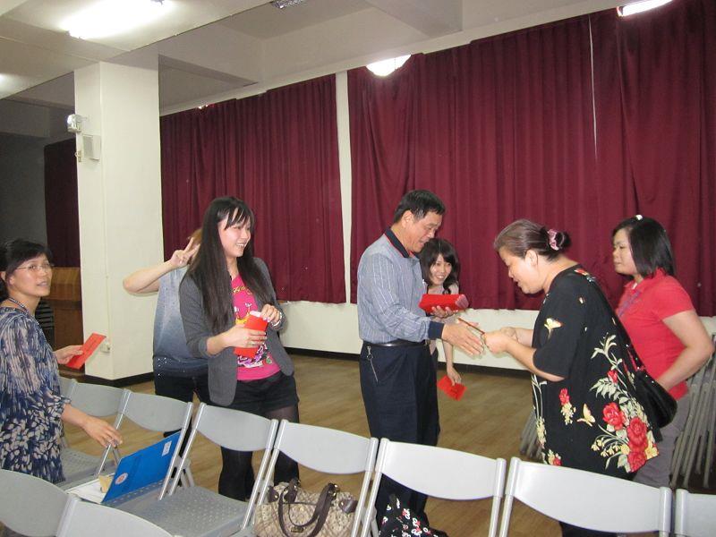 會長分贈每位女性員工慰勞金。