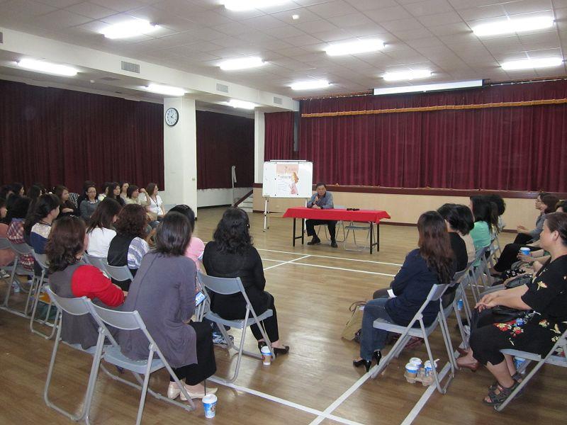 為慶祝5月母親節慰勞本會女性員工，會長以茶敘方式座談。