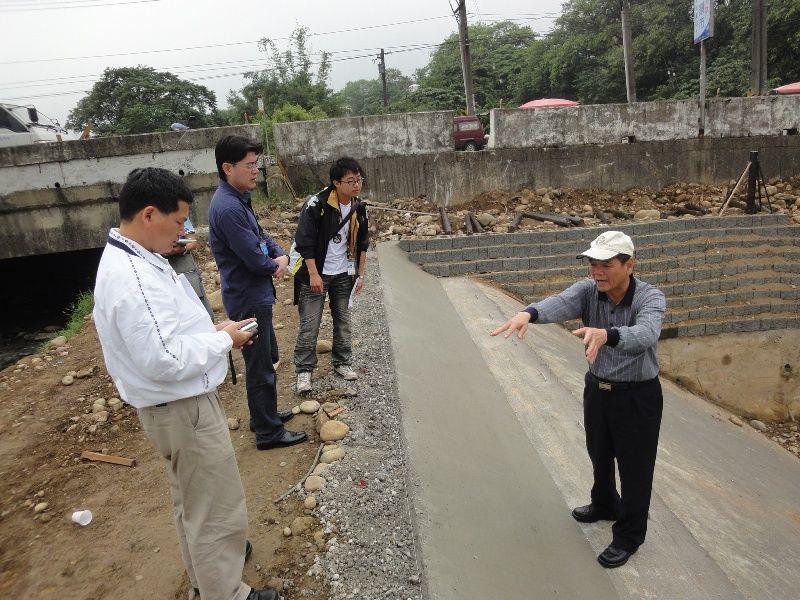 會長於100年5月6日會同工務組及管理組人員至八德站工區進行「員八號池改善工程」施工勘查。