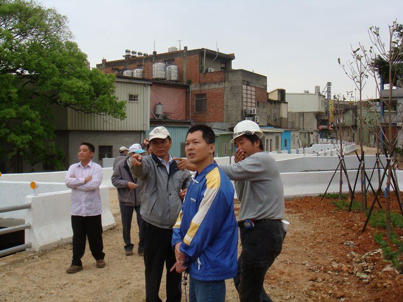會長於100年4月12日會同工務組人員及監造單位和承包廠商至幹線站工區進行「石門大圳改善工程(楊梅工區第四工段)」施工勘查。
