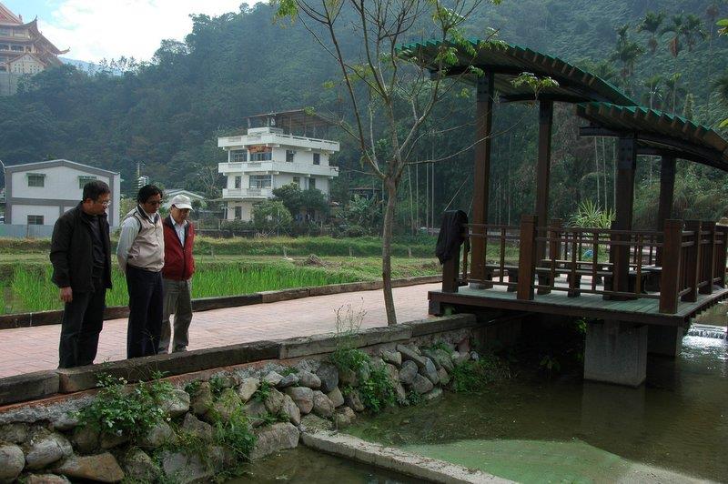 視察南烘圳鳳雛公園綠化工程
