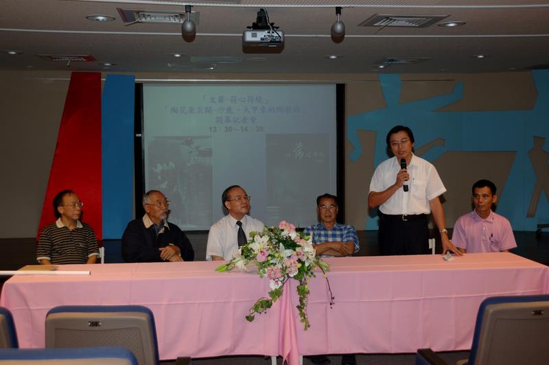洪會長接受國史館臺灣文獻館「98年文物捐贈人士暨團體表揚」