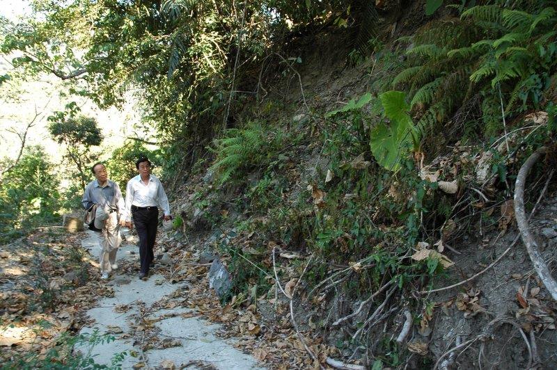 能高大圳咖啡園排砂設施等待撰碑文視察