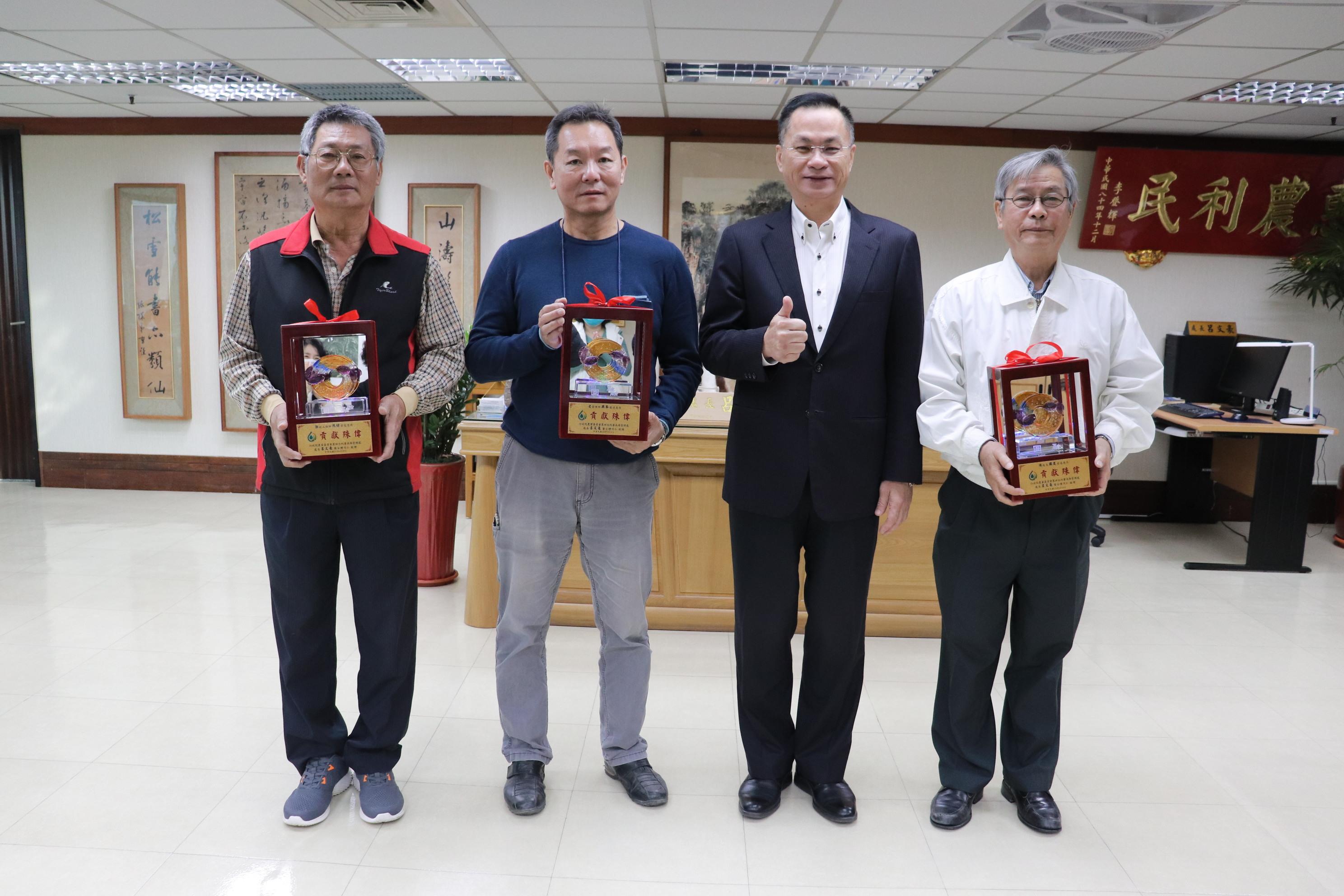 資深員工光榮卸下職位與責任