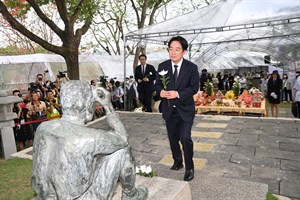 圖3-賴副總統清德向八田技師銅象獻花表達追思