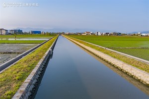 考量宜蘭田區坵塊蓄水需求，以混凝土矩形溝改善