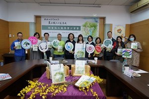農水署臺中管理處王曼菁處長將專書贈送予臺中市新社區各級學校