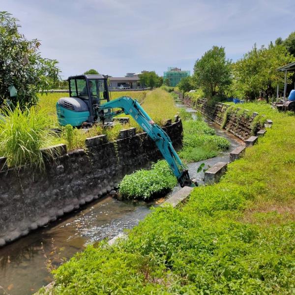 防汛期加緊圳路清淤維護作業