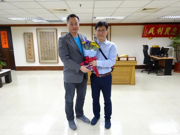 資深員工光榮卸下職位與責任