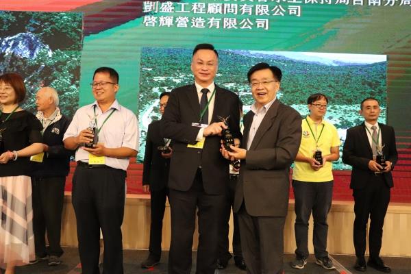 農水署高雄管理處三度榮獲城市工程品質金質獎 呂文豪堅持水利工程品質 寶隆圳進水口獲佳績