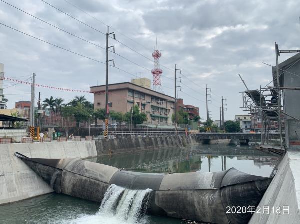 永安圳制水門改善工程-橡皮壩安裝後充氣測試