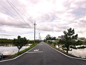 農地重劃區內農路鋪面改善，增加用路人行車安全並減少農產運輸損失