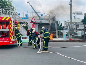 圖2、地震導致設備起火，滅火演練