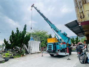 圖3、地震導致閘門變形，重機具開啟演練