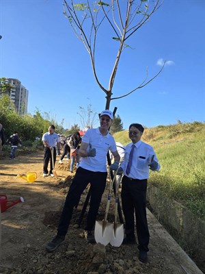圖2、安聯人壽董事暨財務長沃格穆(Oliver Wohlgemuth)農田水利署主秘朱孝恩共同植樹