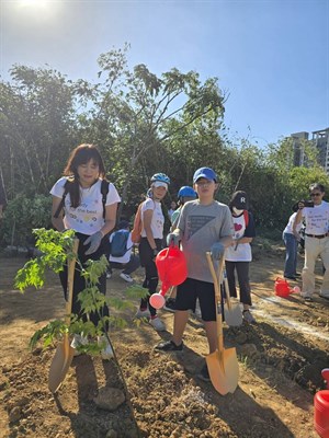 圖4、安聯人壽與農田水利署同仁及眷屬共同植樹落實農田水利文化在地認同