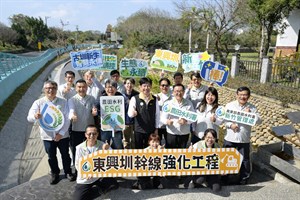 圖1 蔡昇甫署長與新竹管理處同仁於東興圳合影1