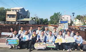 圖1_蔡昇甫署長與彰化管理處同仁於八堡二圳合影