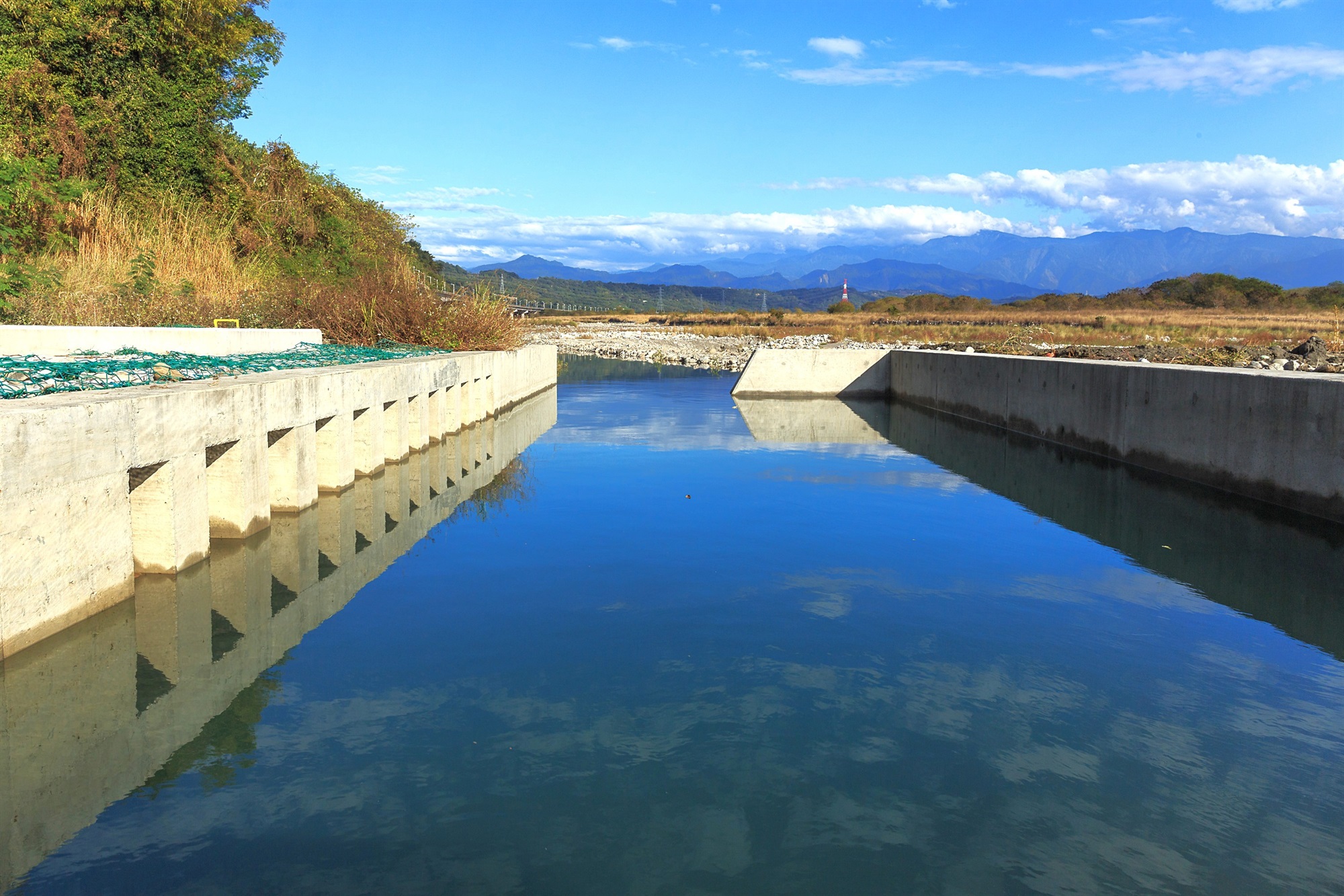 蓄水池側溢流孔