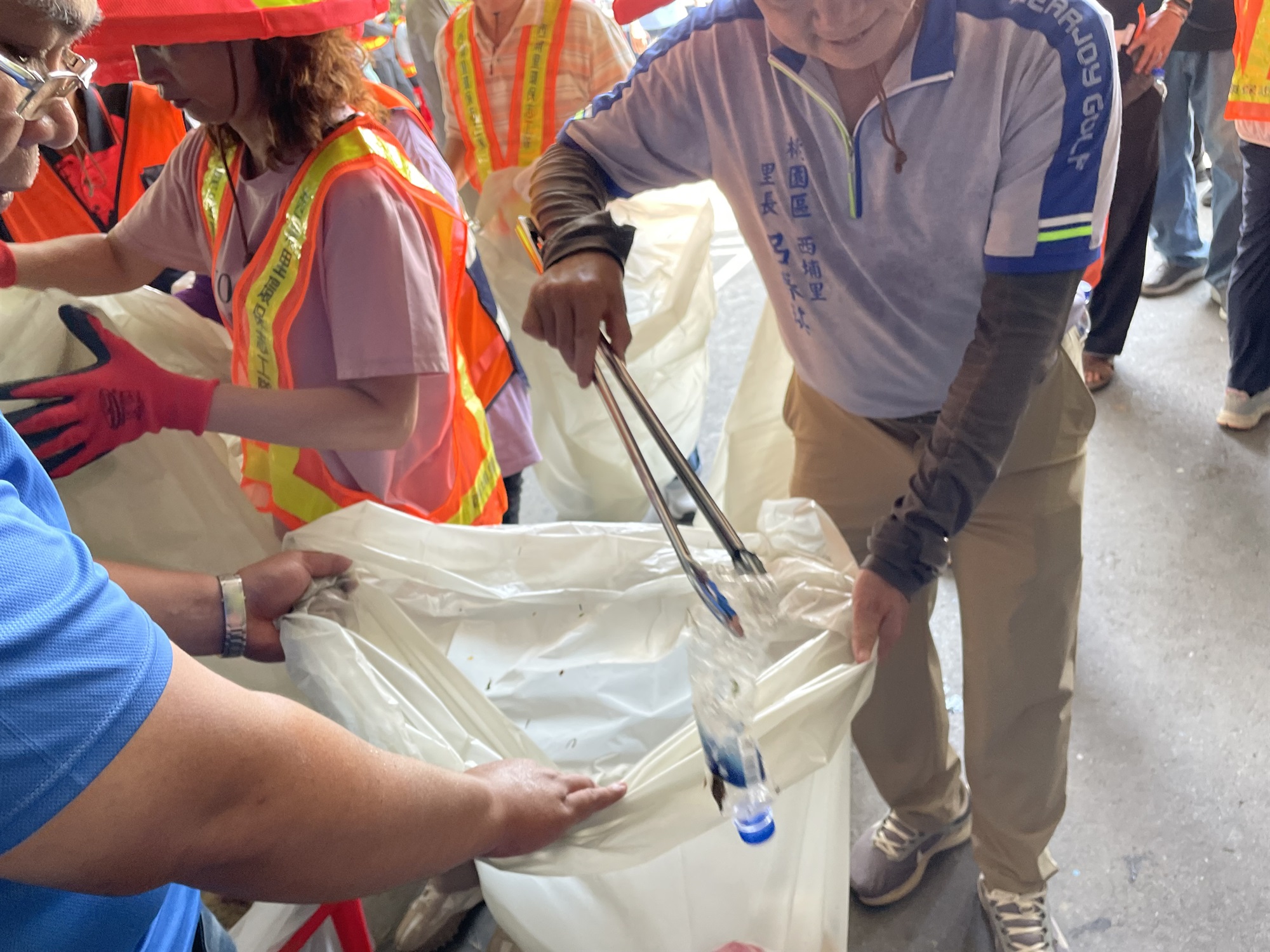 桃園管理處與桃園西埔里環保志工共同辦理地面水體垃圾攔除活動