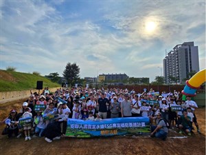 圖1、安聯人壽同仁與農田水利署2百多人攜手於桃園埤塘旁植栽營造綠帶