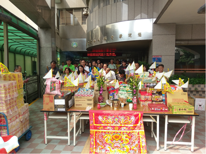 一年一度中元節，本會依往例訂於9月5日於本會大門口備鮮花、水果及習俗祭品等