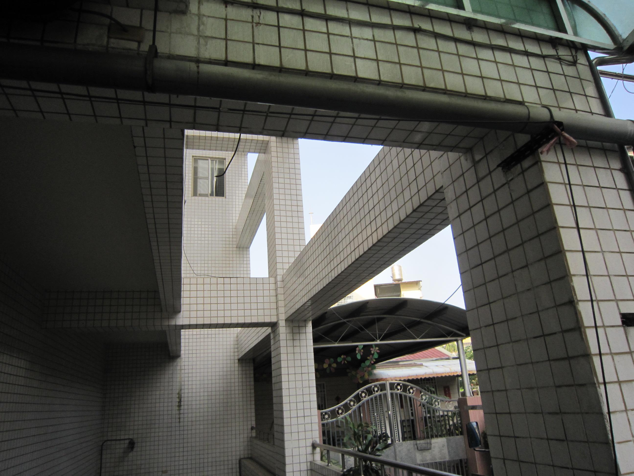辦理本會辦公大樓地下室車道遮雨棚改建等工作已完工