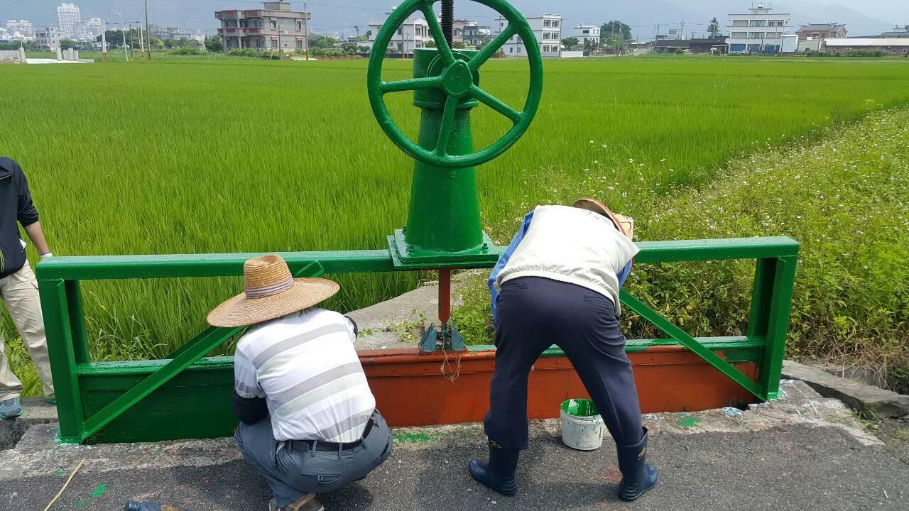 慶祝水利節活動舉辦水門油漆活動，以利會員辨識增進操作便利性