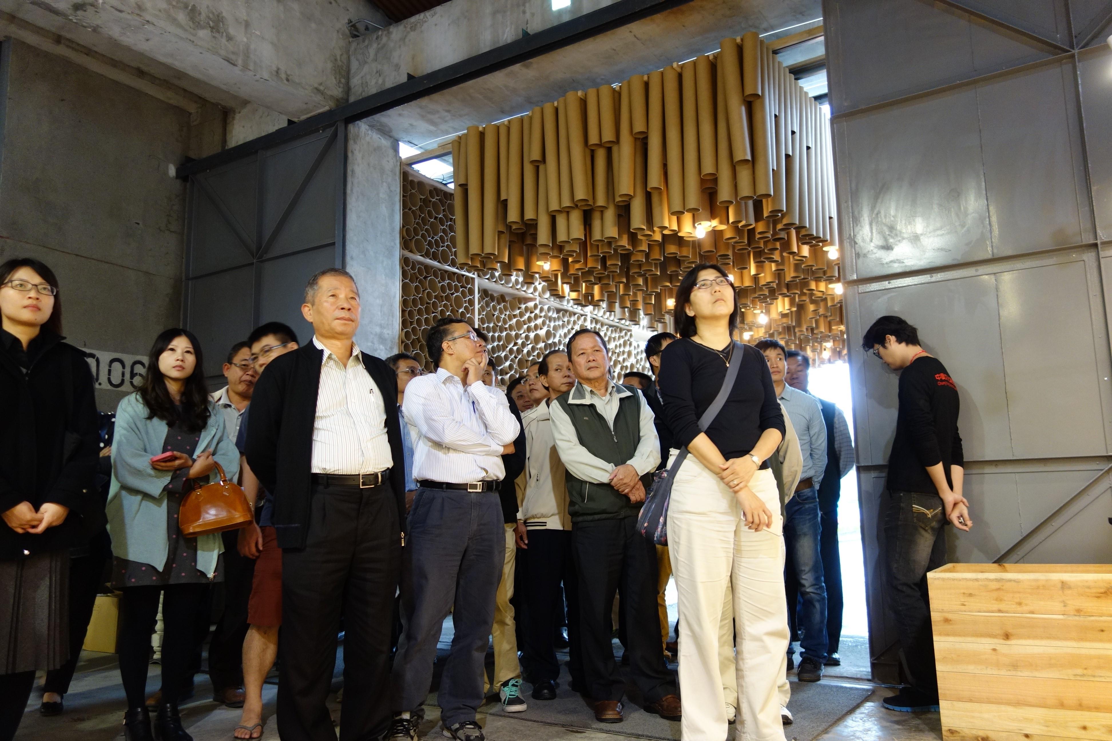 支持文創產業，參觀台灣設計展