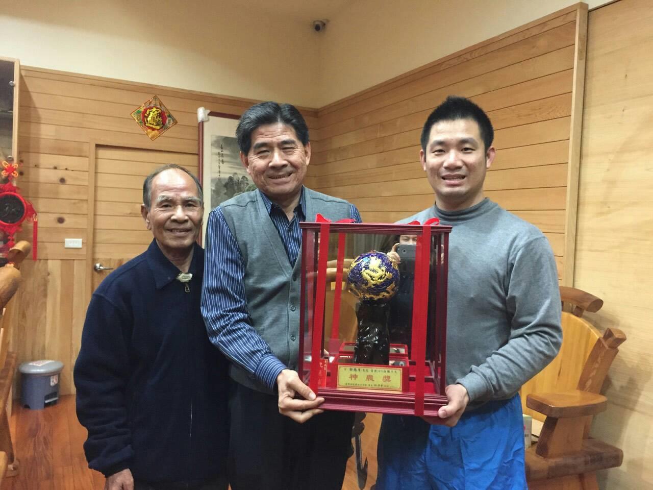 頒贈褒揚獎座予2015年神農獎得主鄒騰有先生