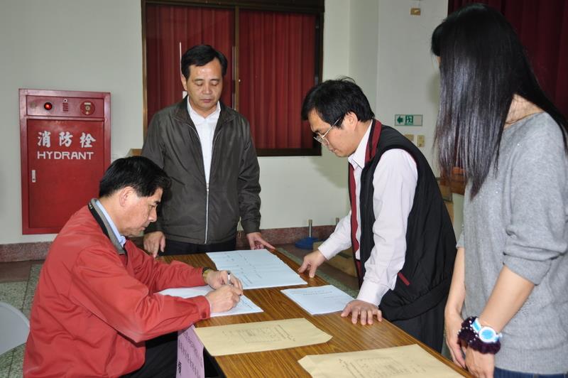 林庚辛會長完成領表及登記