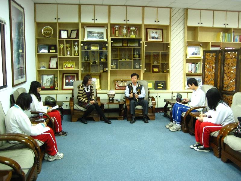 台東縣寶桑國中八年級師生5 人，由張順妹老師帶領於101年5月22上午11時，拜訪羅會長，並致贈由學生親手製作一張非常精美之感謝狀予羅會長。 